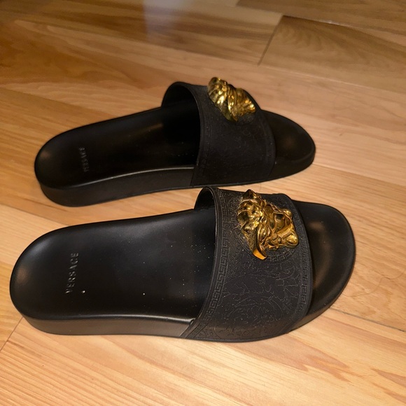 100% Authentic VERSACE Palazzo Pool side slides - Picture 3 of 5